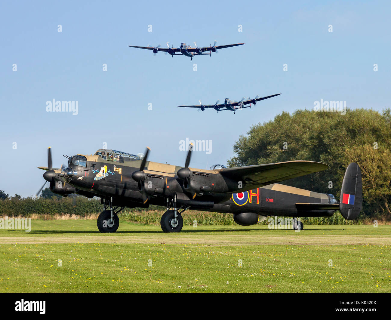 Lancasters 'Ville de Lincoln' et 'Vera' voler plus 'juste' Jane à East Kirkby durant la visite de Lancaster au Royaume-Uni en 2014. Banque D'Images