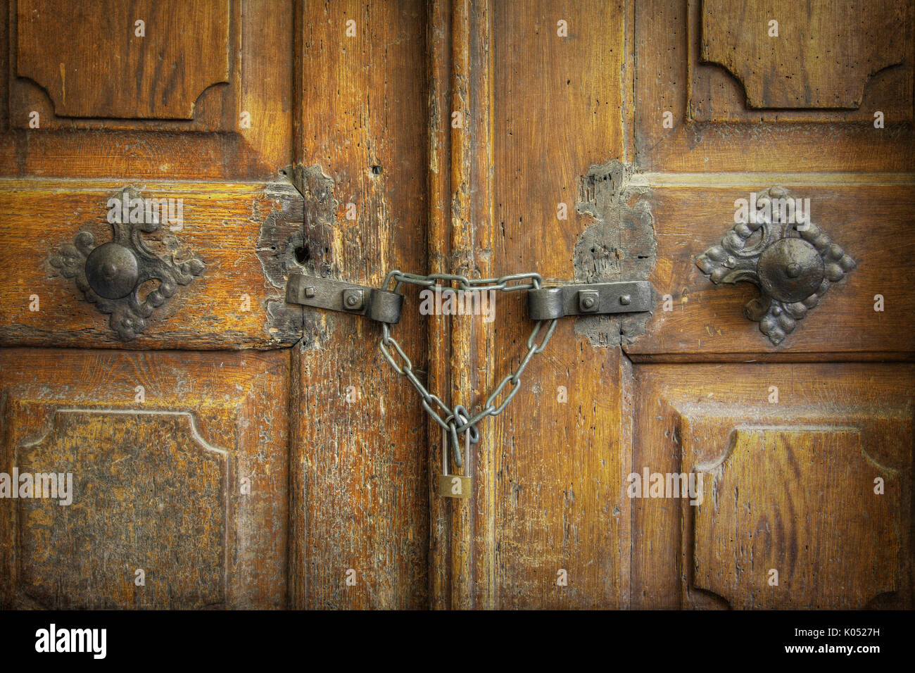 Vieille porte fermée et verrouillée - détail Photo Stock - Alamy