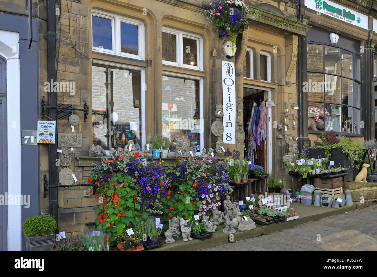 Boutique de cadeaux de décoration sur la rue Main, Keighley, West Yorkshire, Angleterre, Royaume-Uni. Banque D'Images