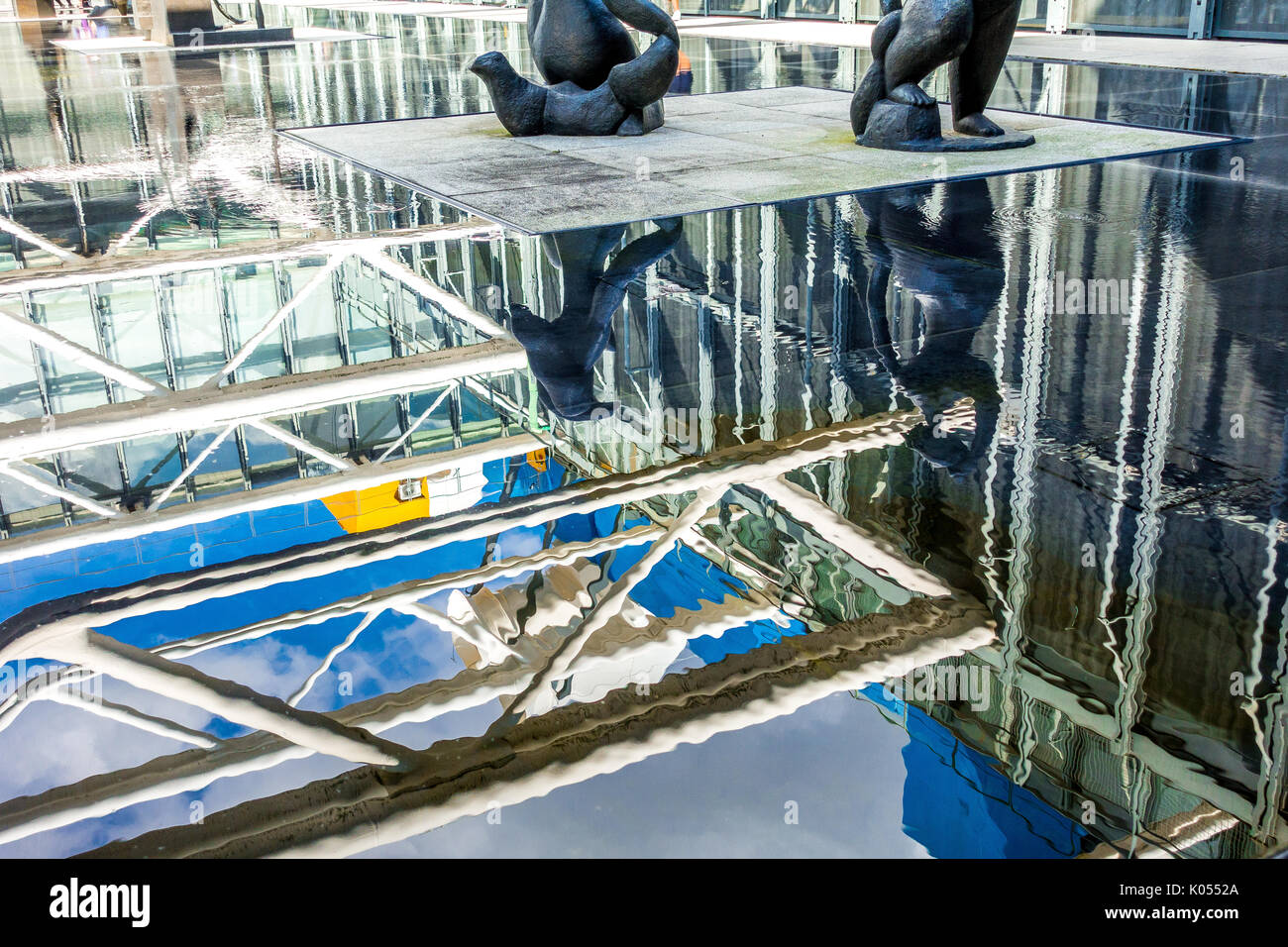 Réflexions de l'eau de l'art et l'architecture au Centre Pompidou Banque D'Images