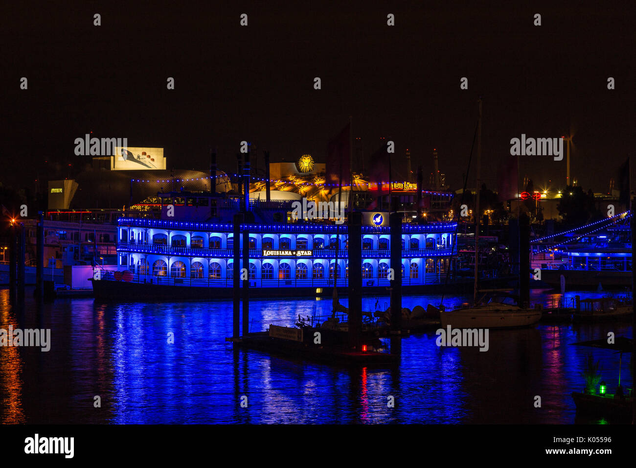 Navire de la Louisiane, bleu nuit lumières de Hambourg, Hambourg, Allemagne Banque D'Images