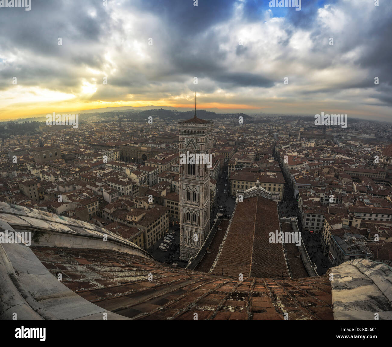 Florence, Toscane, Italie. Coucher du soleil depuis le sommet de la coupole de Brunelleschi et Santa Maria del Fiore avec tour de Giotto. Banque D'Images