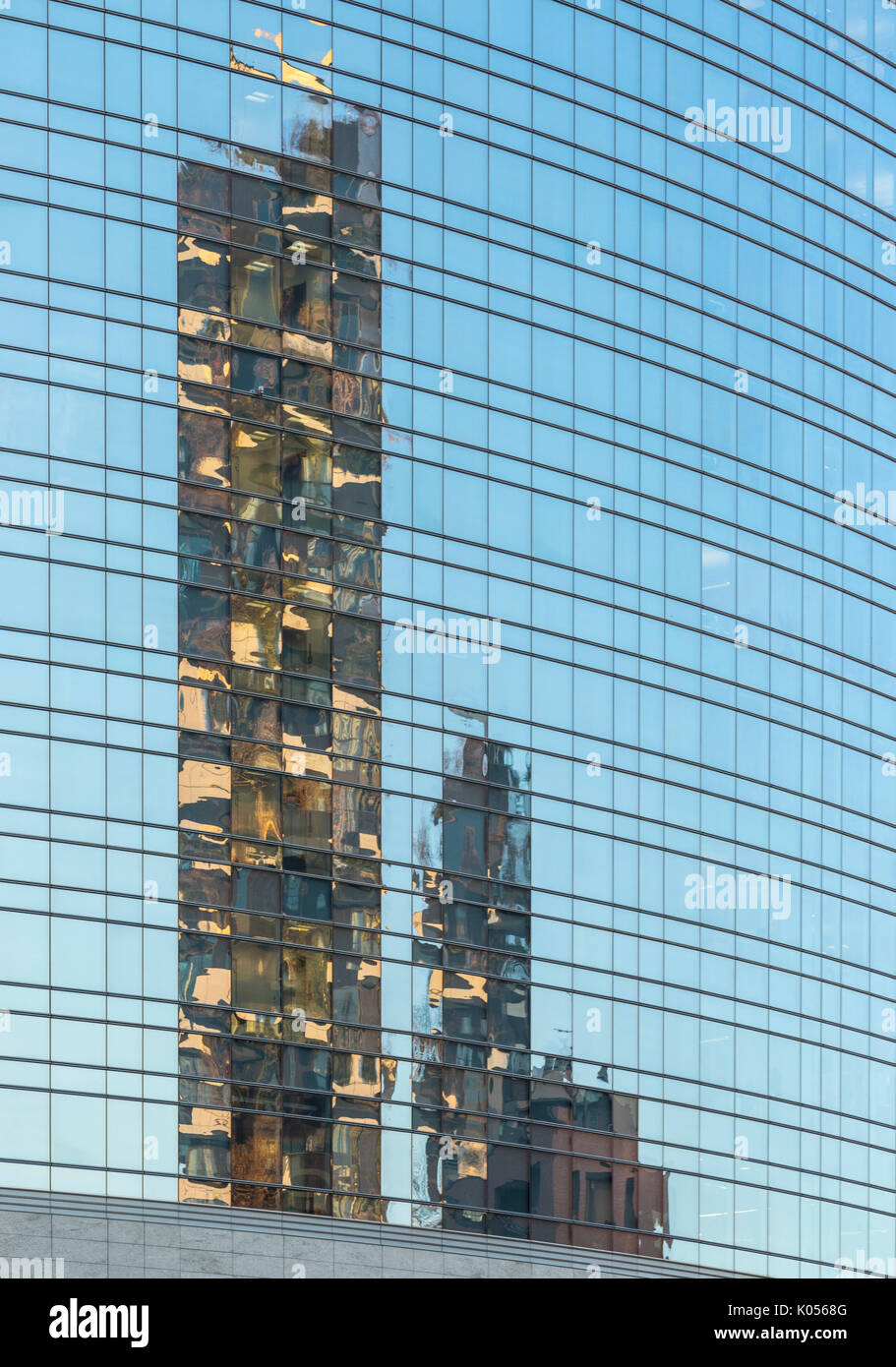 Milan, Lombardie, Italie. Le Bosco Verticale reflétée sur Unicredti Tower Banque D'Images