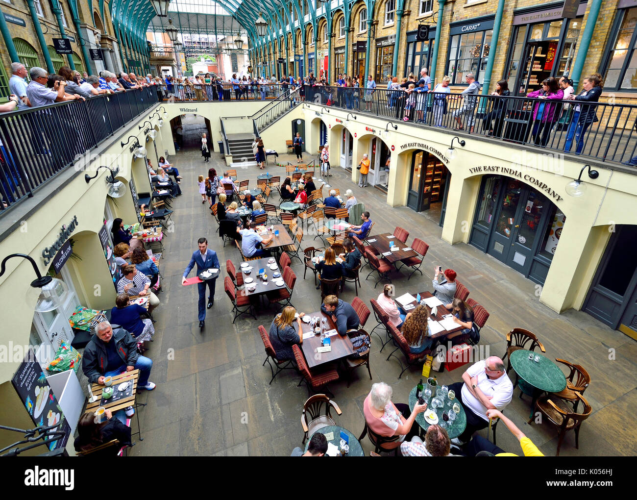 Londres, Angleterre, Royaume-Uni. Marché couvert de Covent Garden - restaurants commerces et cafés sous le couvert Banque D'Images