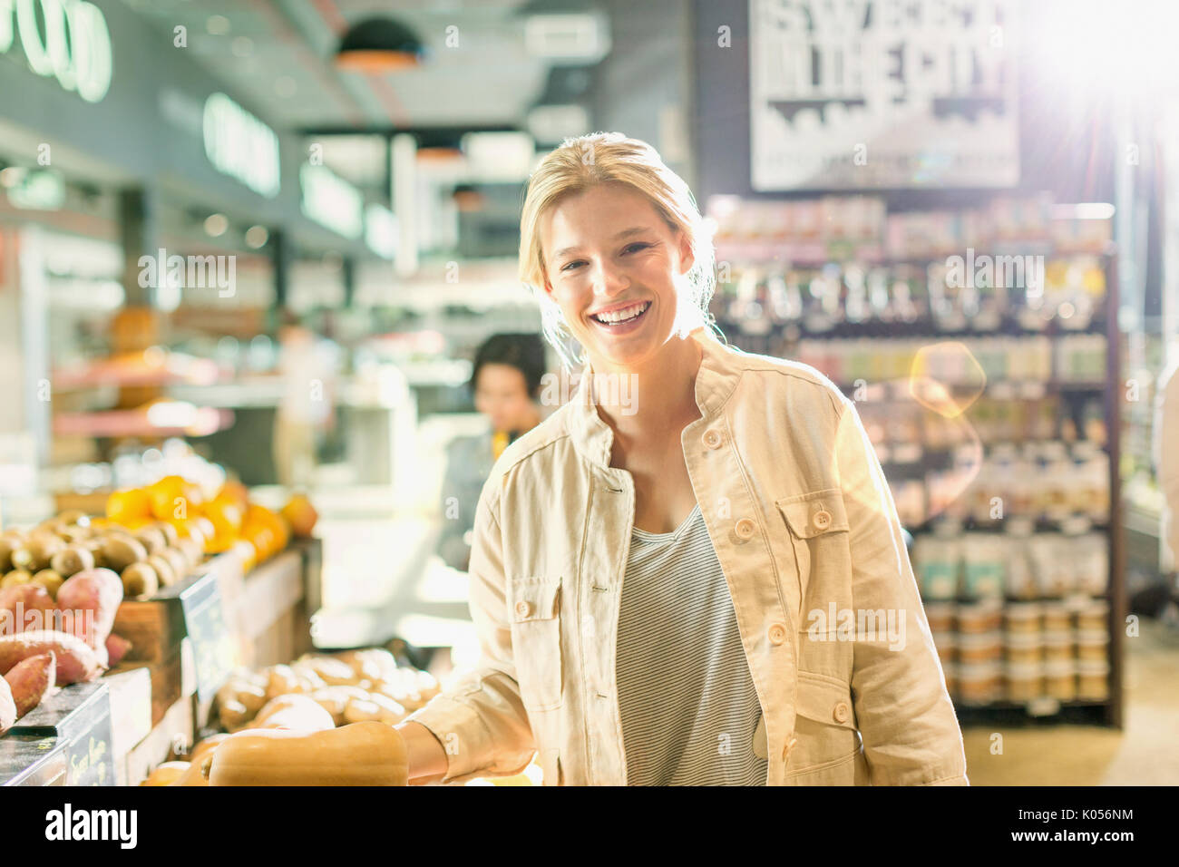 Portrait of smiling young woman grocery shopping in market Banque D'Images