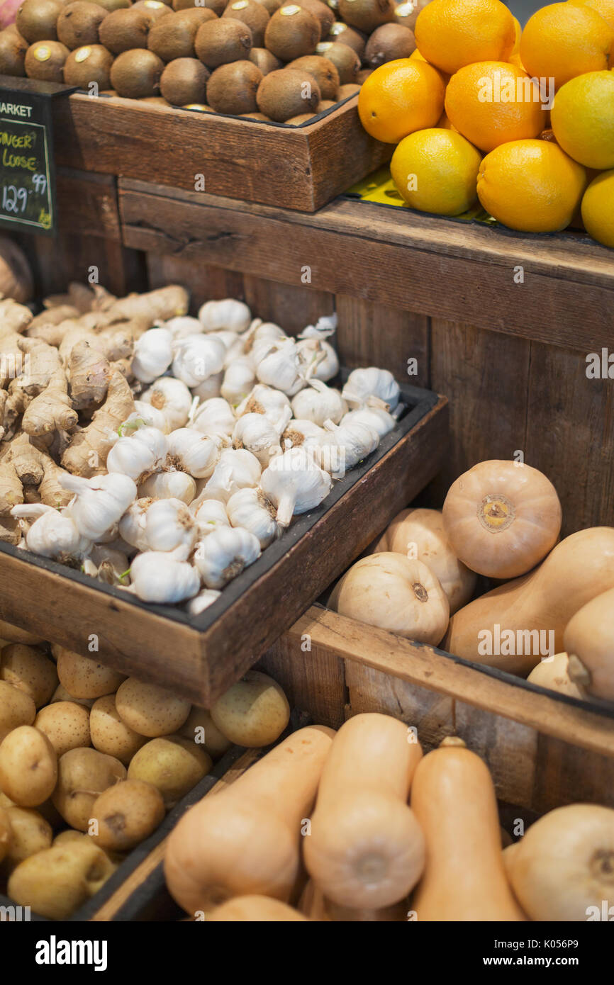 L'ail, le gingembre, les pommes de terre et de courge Butternut afficher dans marché épicerie Banque D'Images