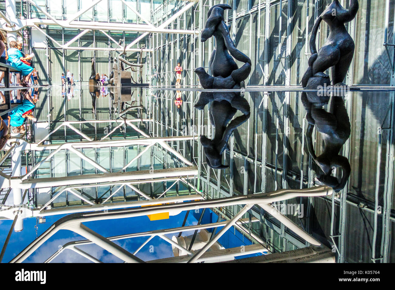 Réflexions de l'eau de l'art et l'architecture au Centre Pompidou Banque D'Images
