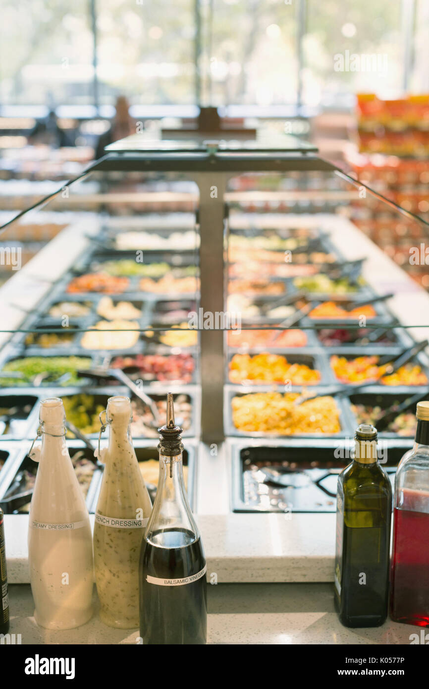 Le vinaigre et à salade sur comptoir à salades dans marché épicerie Banque D'Images