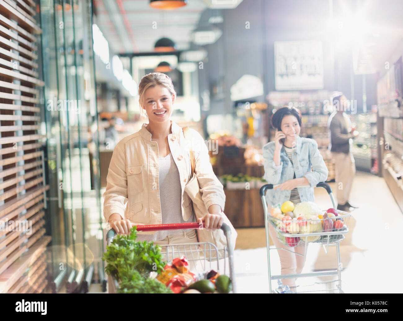 Portrait jeune femme avec panier de marché épicerie Banque D'Images