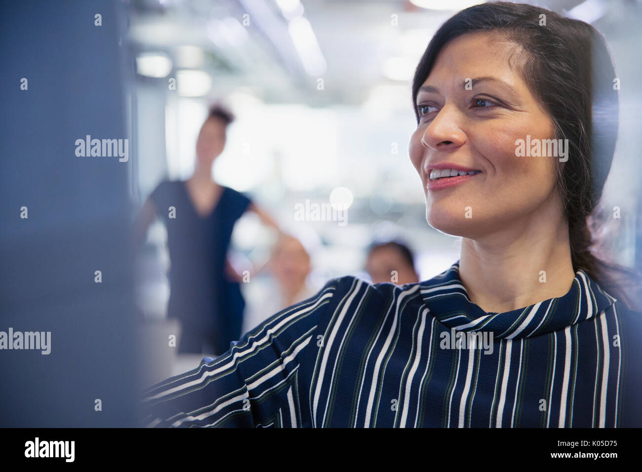 Smiling businesswoman menant la salle de conférence réunion Banque D'Images