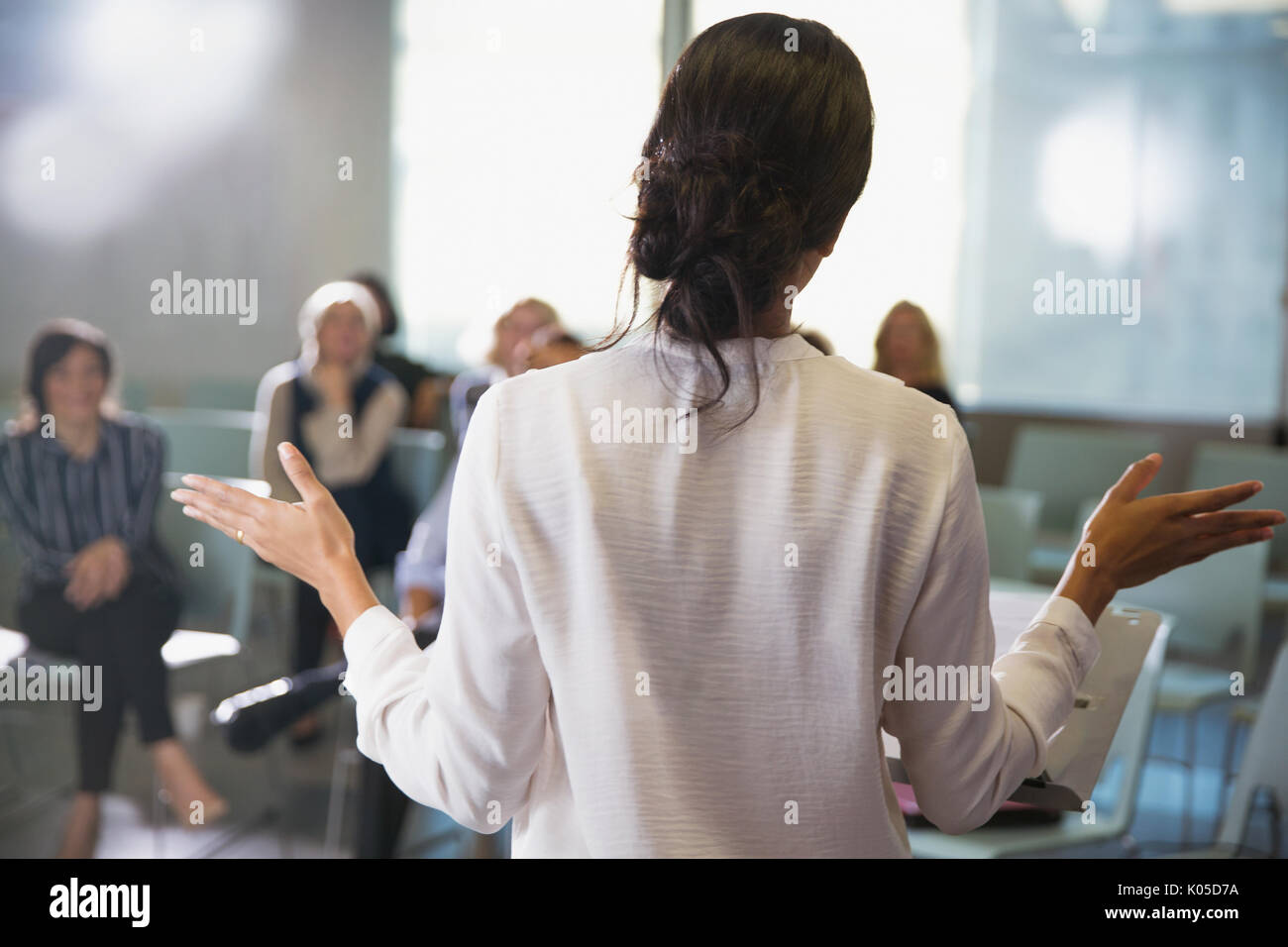 Businesswoman gesturing, menant la salle de conférence réunion Banque D'Images