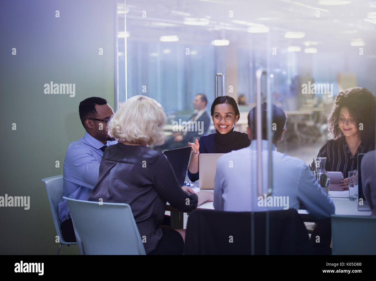 Les gens d'affaires à ordinateurs portables dans la salle de conférence réunion Banque D'Images