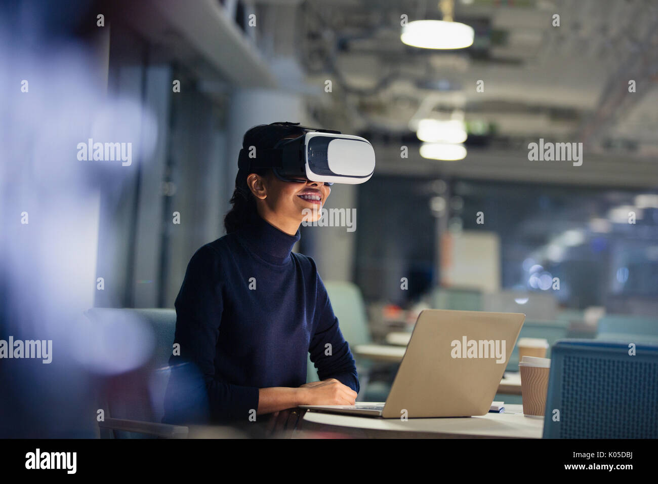 Businesswoman Using virtual reality simulator at laptop in the office Banque D'Images