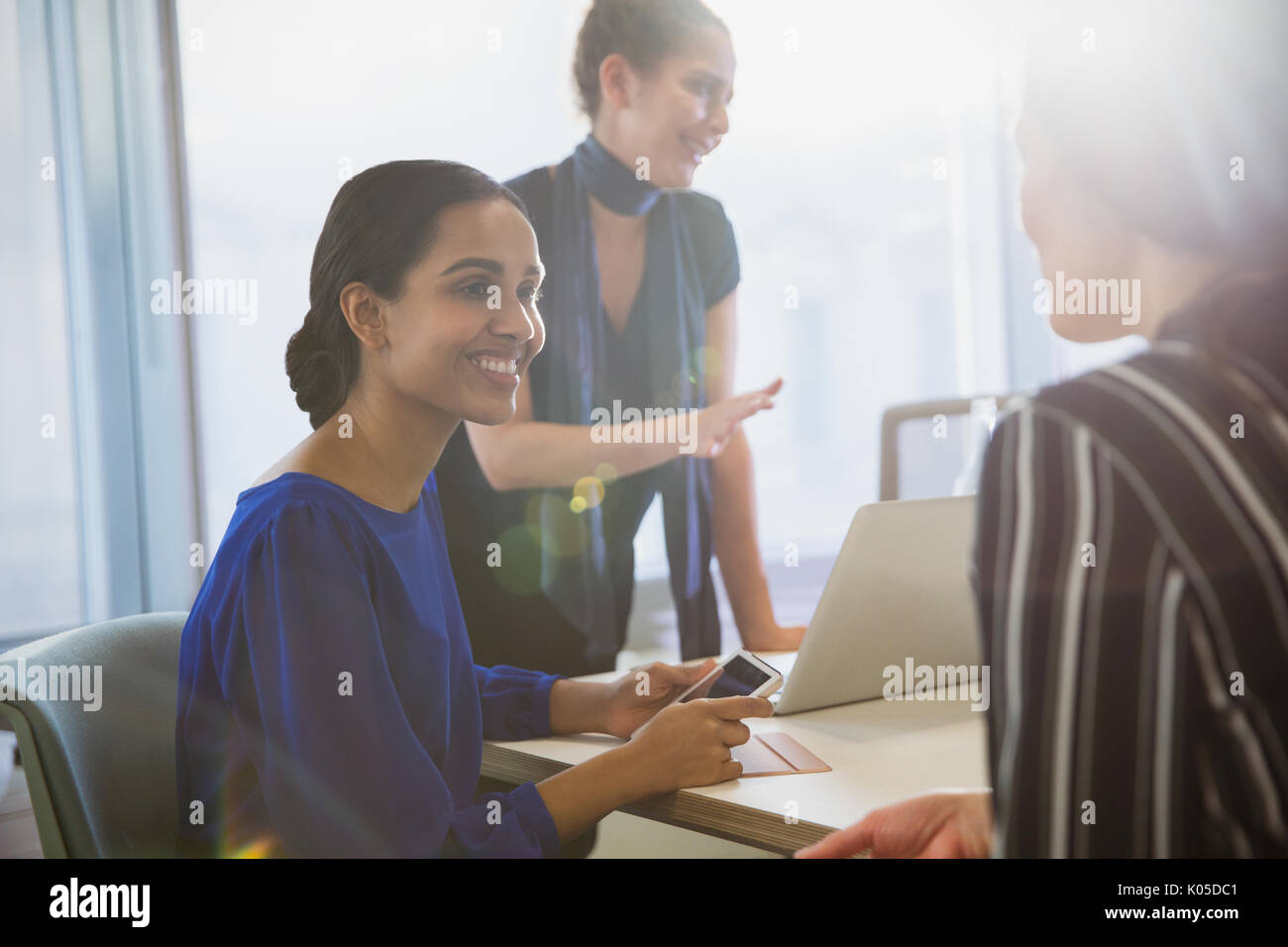 Smiling businesswomen talking dans la salle de conférence réunion Banque D'Images