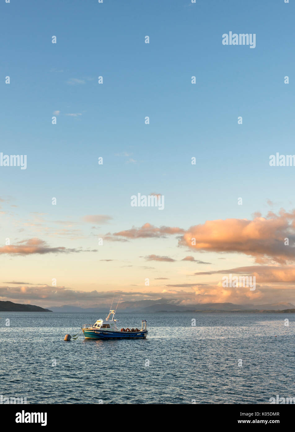Bateau amarré dans la baie de Craignure au coucher du soleil, Isle of Mull, Argyll and Bute, Ecosse, Royaume-Uni Banque D'Images