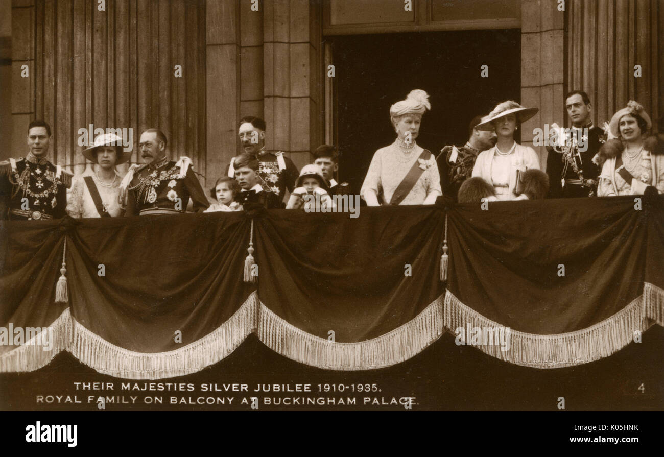 George V (1865-1936) et de la Reine Mary(1867-1953) célèbrent leur Jubilé d'argent, debout sur le balcon de Buckingham Palace, Londres. Date : 1935 Banque D'Images