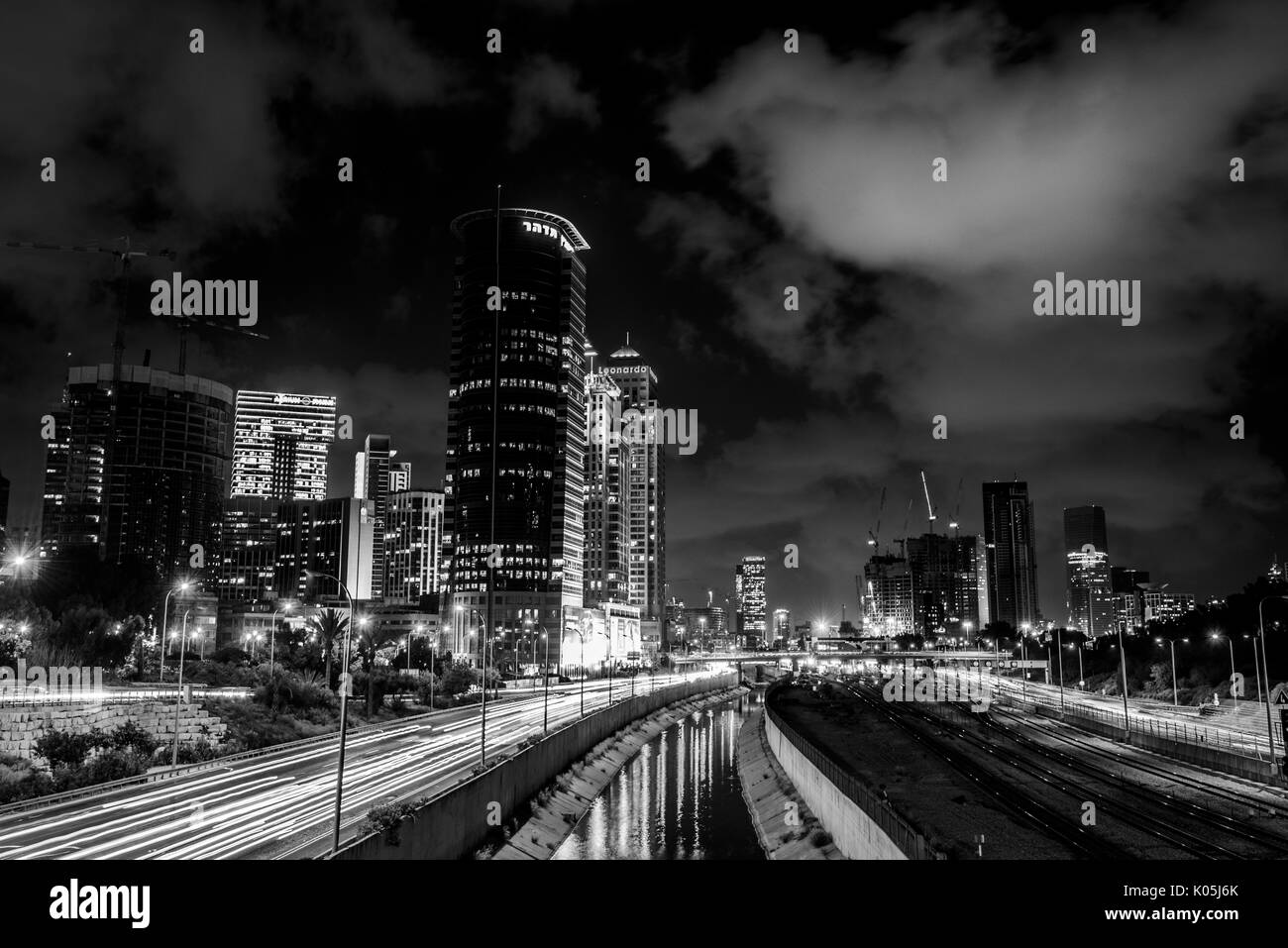Une longue exposition de nuit, le sky scrapers de Tel aviv Banque D'Images