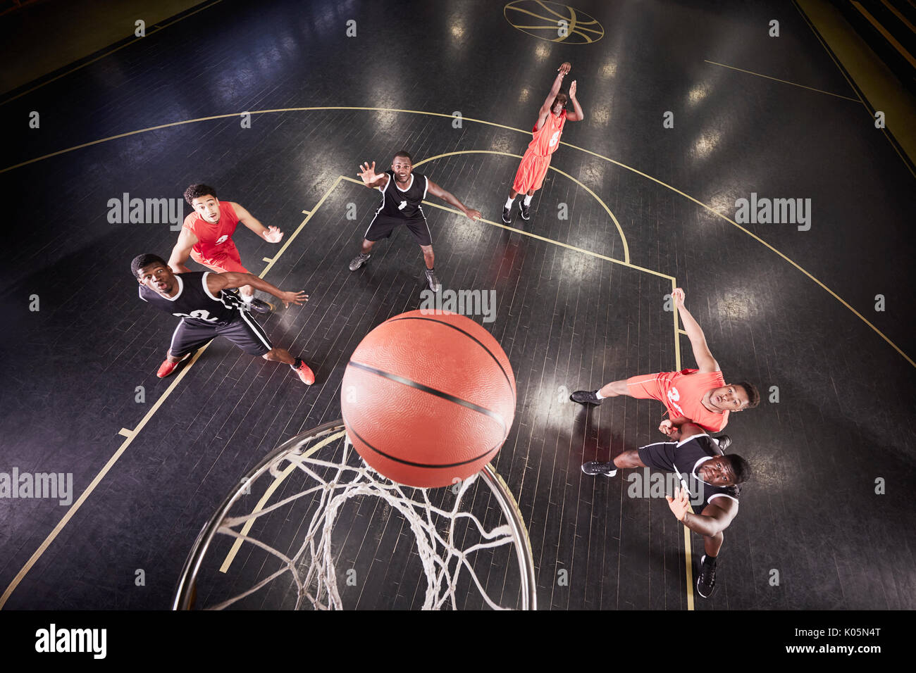 Vue aérienne du jeune joueur de basket-ball masculin de basket-ball tir coup franc jeu Banque D'Images