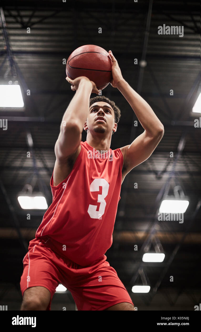 Joueur de basket-ball masculin jeunes axés sur coup franc tir Banque D'Images