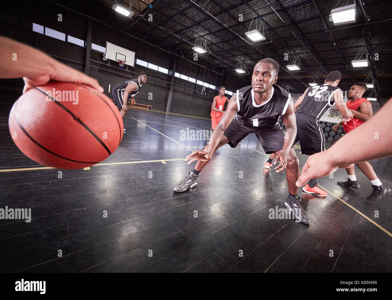 Les jeunes joueurs de basket-ball masculin de cartes sur cour dans un gymnase Banque D'Images