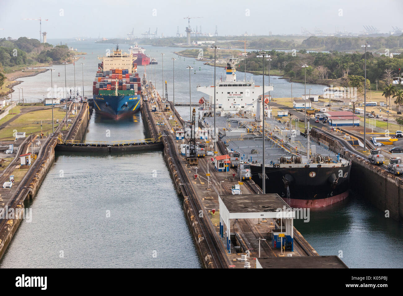 Canal de Panama, Panama. Porte-conteneurs et de l'huile Transporteur de produits entrant en première position de verrouillage, du Sud Caraïbes en ce qui concerne l'arrière. Banque D'Images