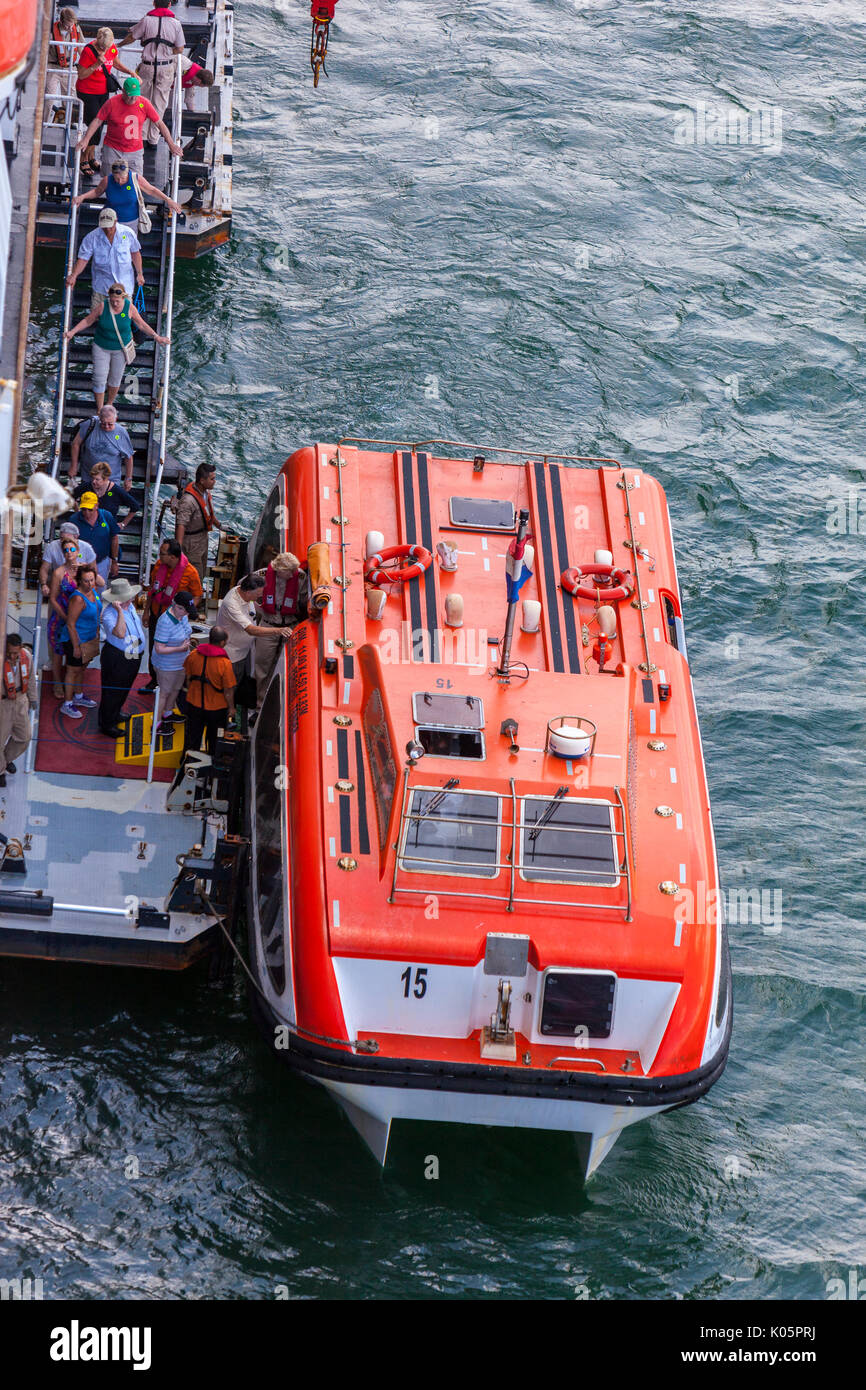 Le Panama. Les passagers des navires de croisière à bord des bateaux pour aller à terre. Banque D'Images