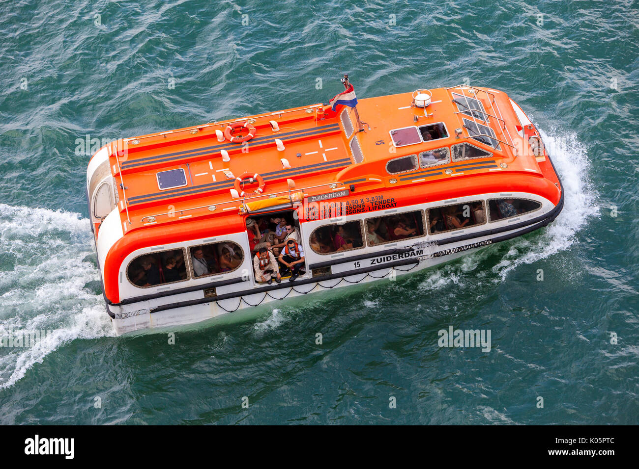 Le Panama. Petit bateau de croisière transportant des passagers à terre. Banque D'Images