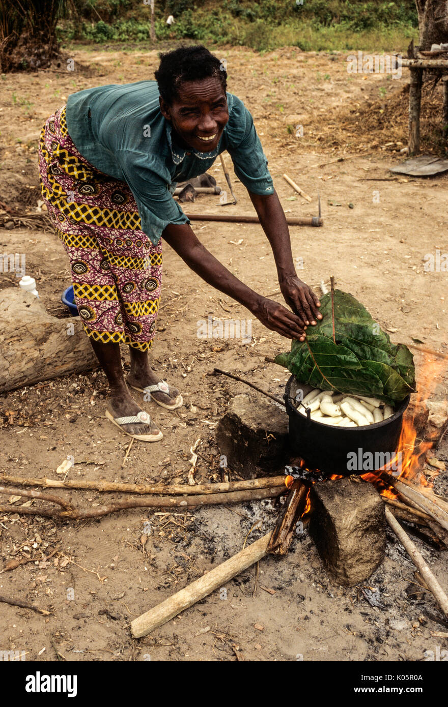 Danane, Côte d'Ivoire, Côte d'Ivoire, Afrique de l'Ouest. Manioc ébullition sur un feu de bois. Village près de Danane. Banque D'Images