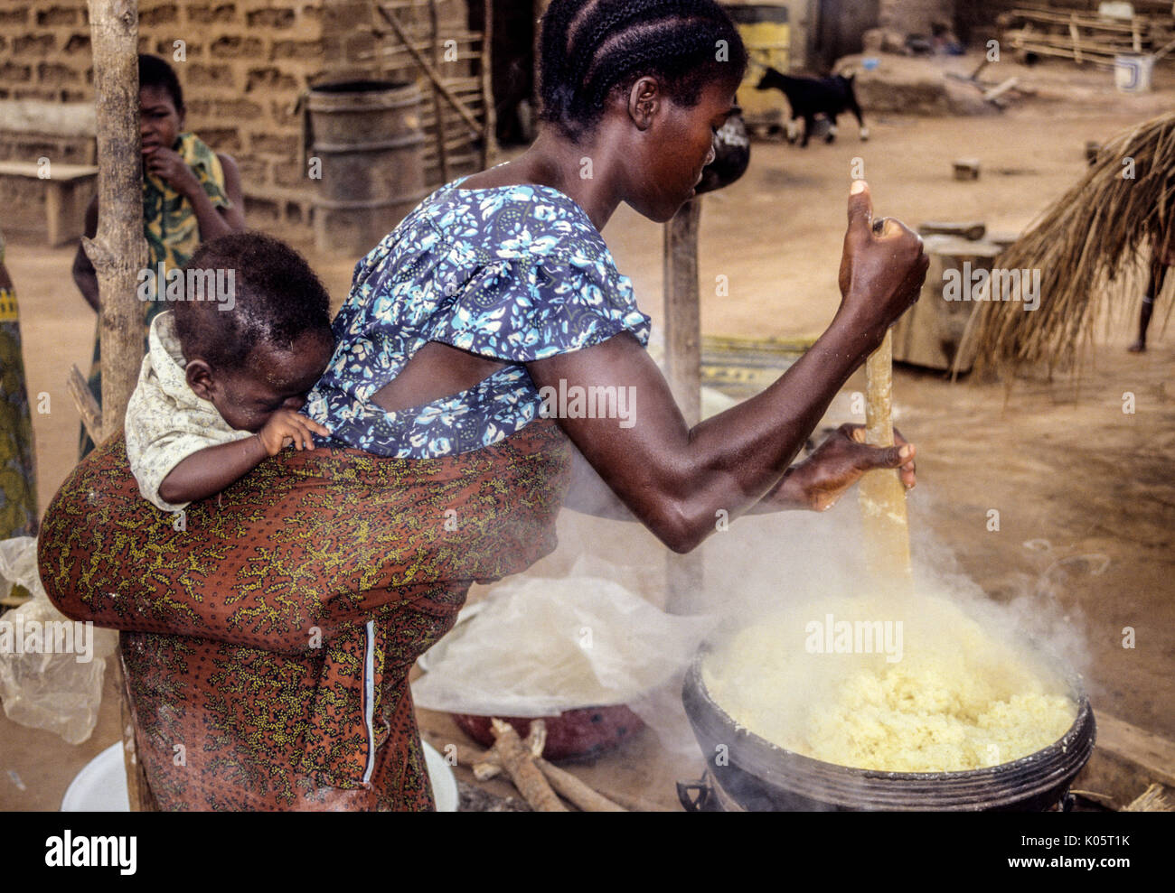 Bamoro, Côte d'Ivoire (Ivory Coast). Femme Atieke Village, une base de féculents à base de manioc. Banque D'Images