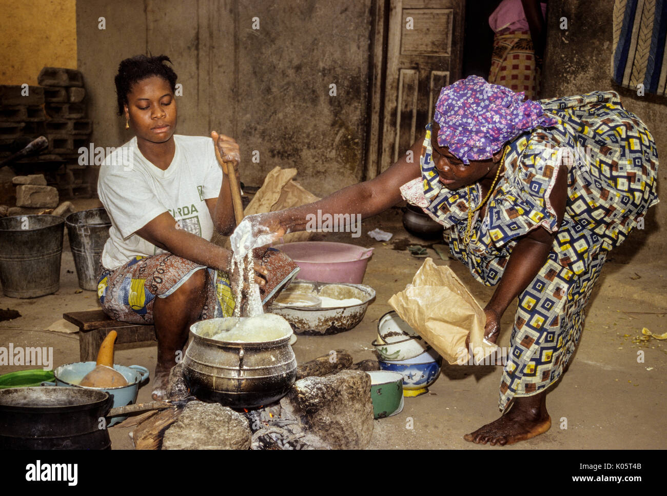 Côte d'Ivoire, Côte d'Ivoire, Bondoukou, Afrique de l'Ouest. Les femmes cuire le dîner au feu de bois. Banque D'Images