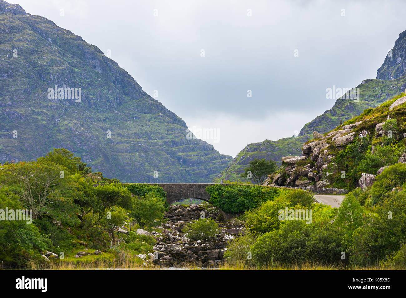 Le 'pont' qui souhaitent au Gap of Dunloe, autrement connu sous le nom de Bearna un sens Choimín "écart de la politique-land') est une étroite route de montagne de l'Irlande Banque D'Images