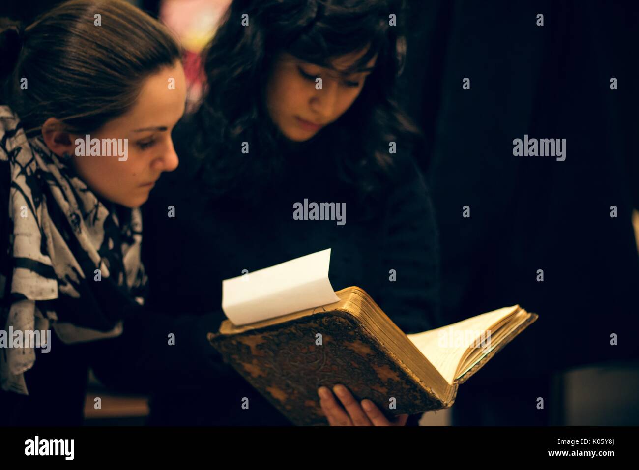 Deux étudiants holding et la lecture d'un livre ancien, 2016. Banque D'Images