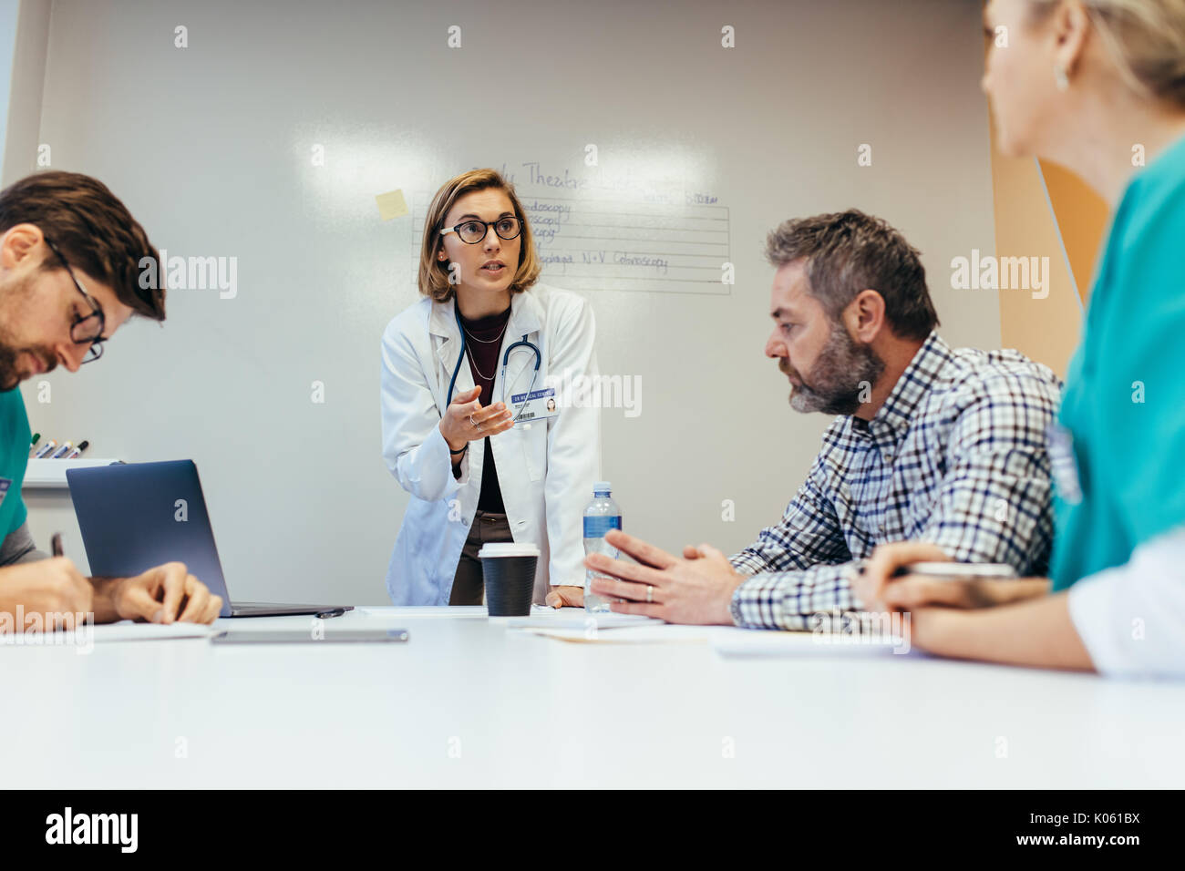 Femme de l'autonomie. Femme médecin à la tête d'une réunion avec son personnel dans la salle de réunion. Femme médecin exposé ses collègues. Banque D'Images