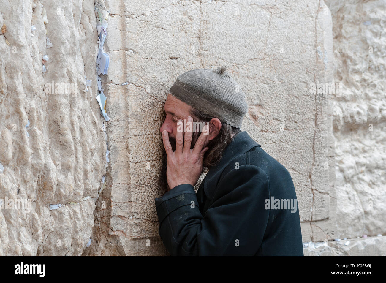 Un homme juif devoutely prie à Dieu au Mur occidental. Banque D'Images