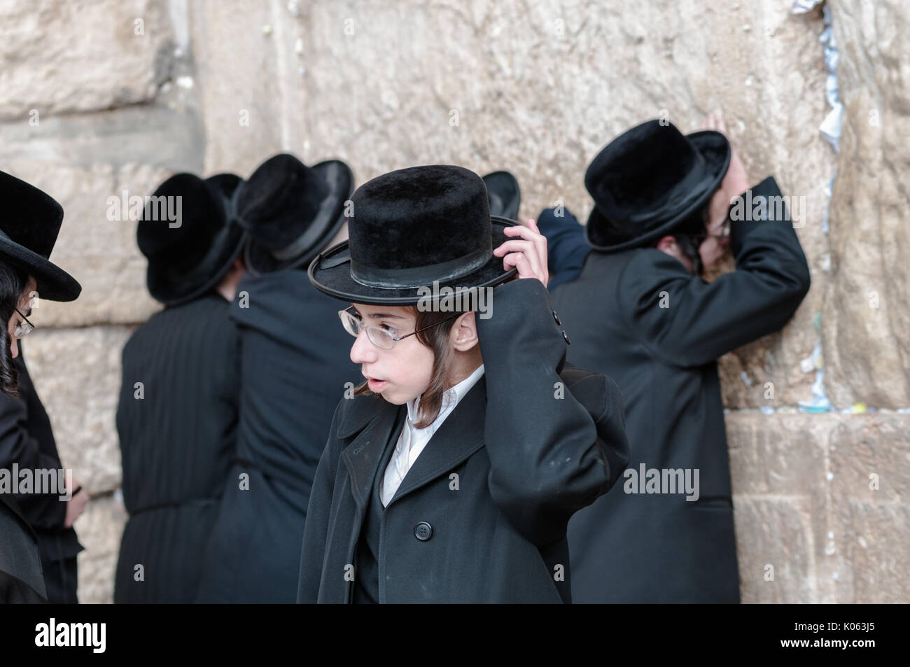 Un Hassid garçon parmi d'autres au Mur occidental. Cette dénomination de judaïsme orthodoxe se concentre sur le contact spirituel avec Dieu à travers la prière vivante. Banque D'Images