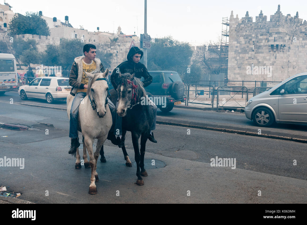 Des jeunes Palestiniens monter à cheval près de la Porte de Damas - l'une des entrées de la vieille ville de Jérusalem, annexée par Israël pendant la Guerre des Six Jours de 1967. Banque D'Images