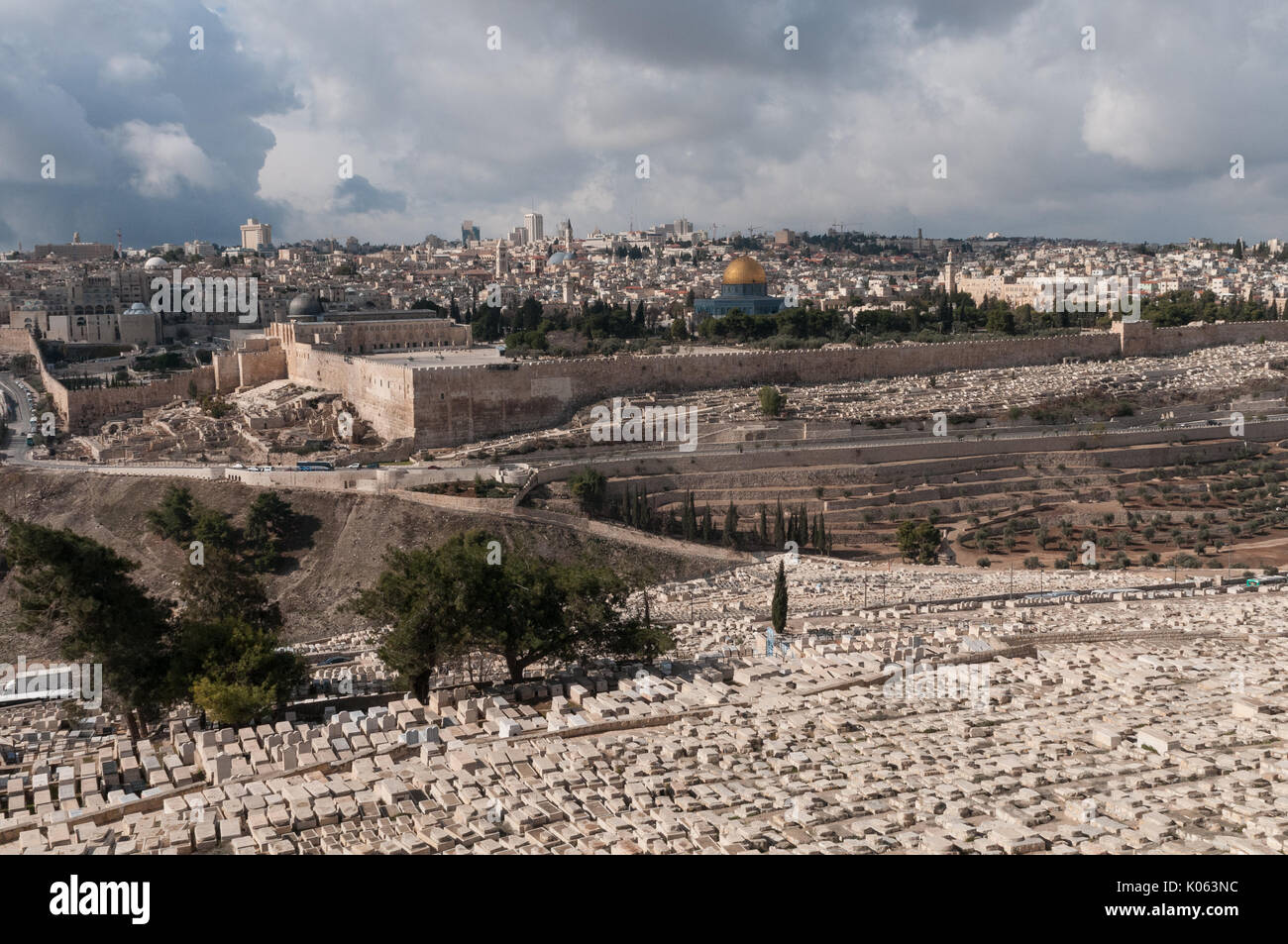 Cimetière juif sur le Mont des Oliviers à Jérusalem, Israël. Ce site contient environ 150 000 tombes et a été utilisé pendant plus de 3 000 ans. Banque D'Images