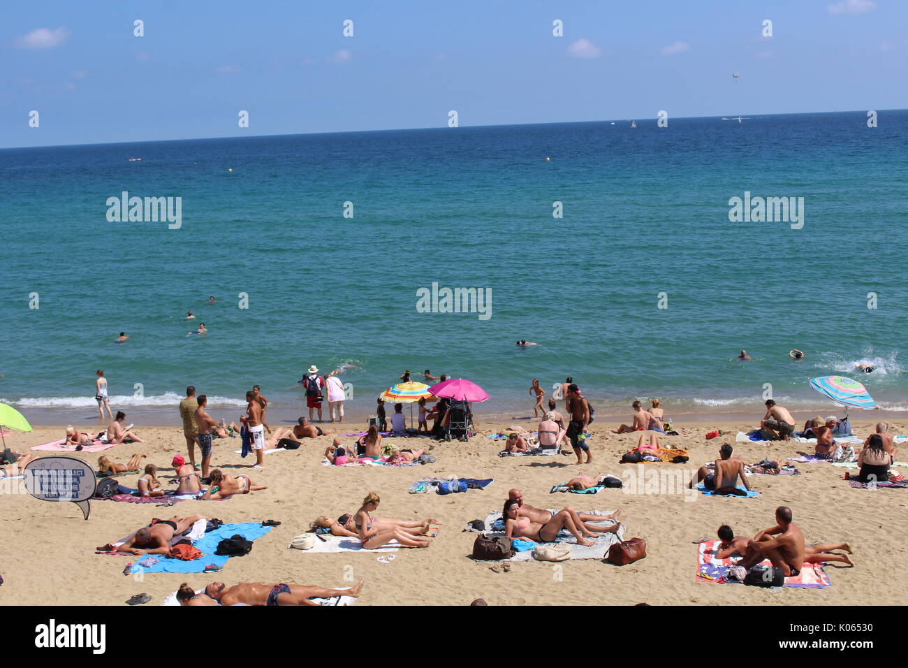 Barcelone, Espagne. Août 21, 2017. La plage de Barceloneta bondé quelques jours après l'attaque terroriste sur les Ramblas de Barcelone/Geromella Crédit : Dino Alamy Live News Banque D'Images