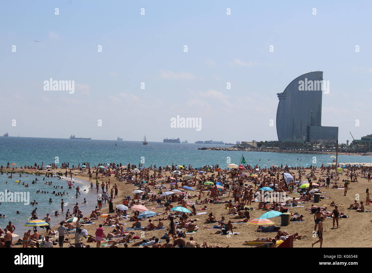 Barcelone, Espagne. Août 21, 2017. La plage de Barceloneta bondé quelques jours après l'attaque terroriste sur les Ramblas de Barcelone/Geromella Crédit : Dino Alamy Live News Banque D'Images