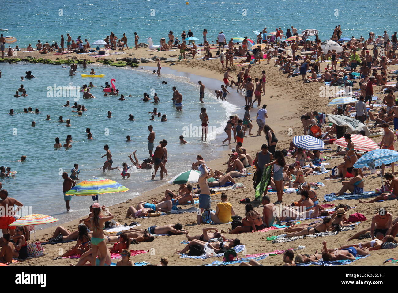 Barcelone, Espagne. Août 21, 2017. La plage de Barceloneta bondé quelques jours après l'attaque terroriste sur les Ramblas de Barcelone/Geromella Crédit : Dino Alamy Live News Banque D'Images