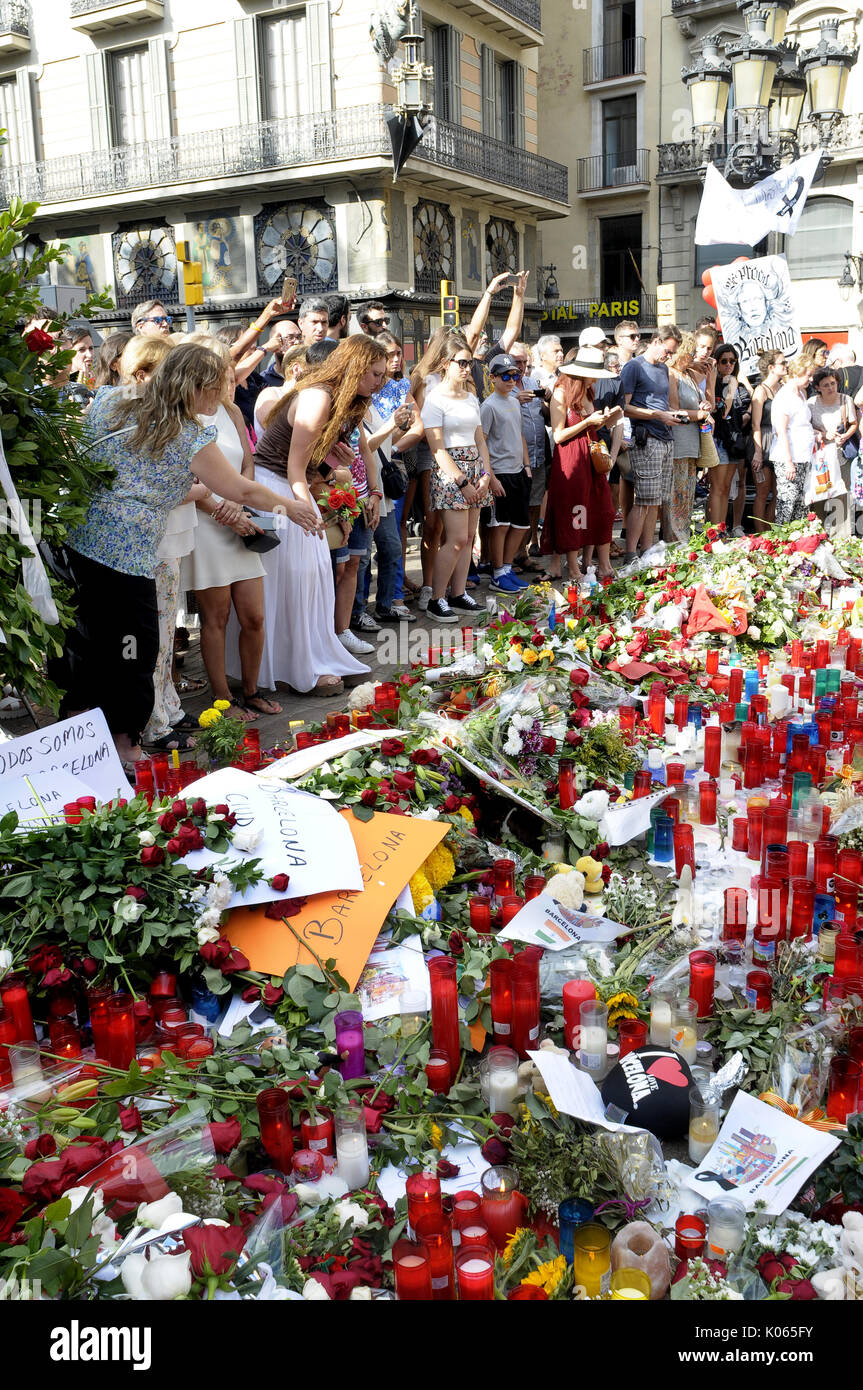 Las Ramblas, Barcelone, Espagne. 20e Août, 2017. Les gens apportent des fleurs, s'allumer des bougies et laissez dolls prières et méditations sur la Ramblas de payer tribut aux victimes de l'attaque terroriste à Barcelone. Credit : Rosmi Duaso/Alamy Life News Crédit : fototext/Alamy Live News Banque D'Images