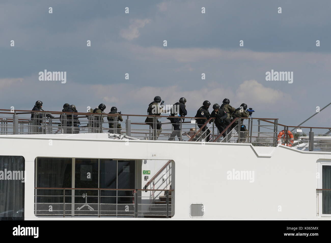 Vienne, Autriche. Août 21, 2017. EKO Cobra / DSE et unités spéciales de police internationale de l'Allemagne, la Slovaquie, la Slovénie et la Hongrie ont pris part à un exercice de terrorisme à Vienne. Allemagne : les responsables de la commande des opérations spéciales (SEK) Nordbayern, le commandement des opérations spéciales (SEK) Bavière méridionale avec un bateau d'accès ainsi que la police fédérale des frontières GSG 9 ''. Slovaquie : Les fonctionnaires de l'unité "antiterror LYNX-Command' avec deux hélicoptères. Credit : Franz Perc/Alamy Live News Banque D'Images