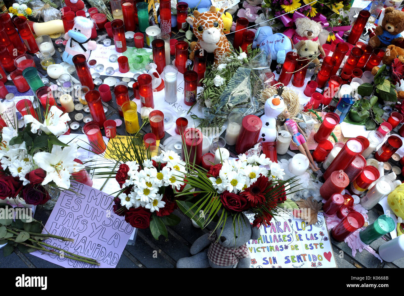Las Ramblas, Barcelone, Espagne. 20e Août, 2017. Les gens apportent des fleurs, s'allumer des bougies et laissez dolls prières et méditations au début de la Rambla pour rendre hommage aux victimes de l'attaque terroriste à Barcelone. Credit : fototext/Alamy Life News Banque D'Images