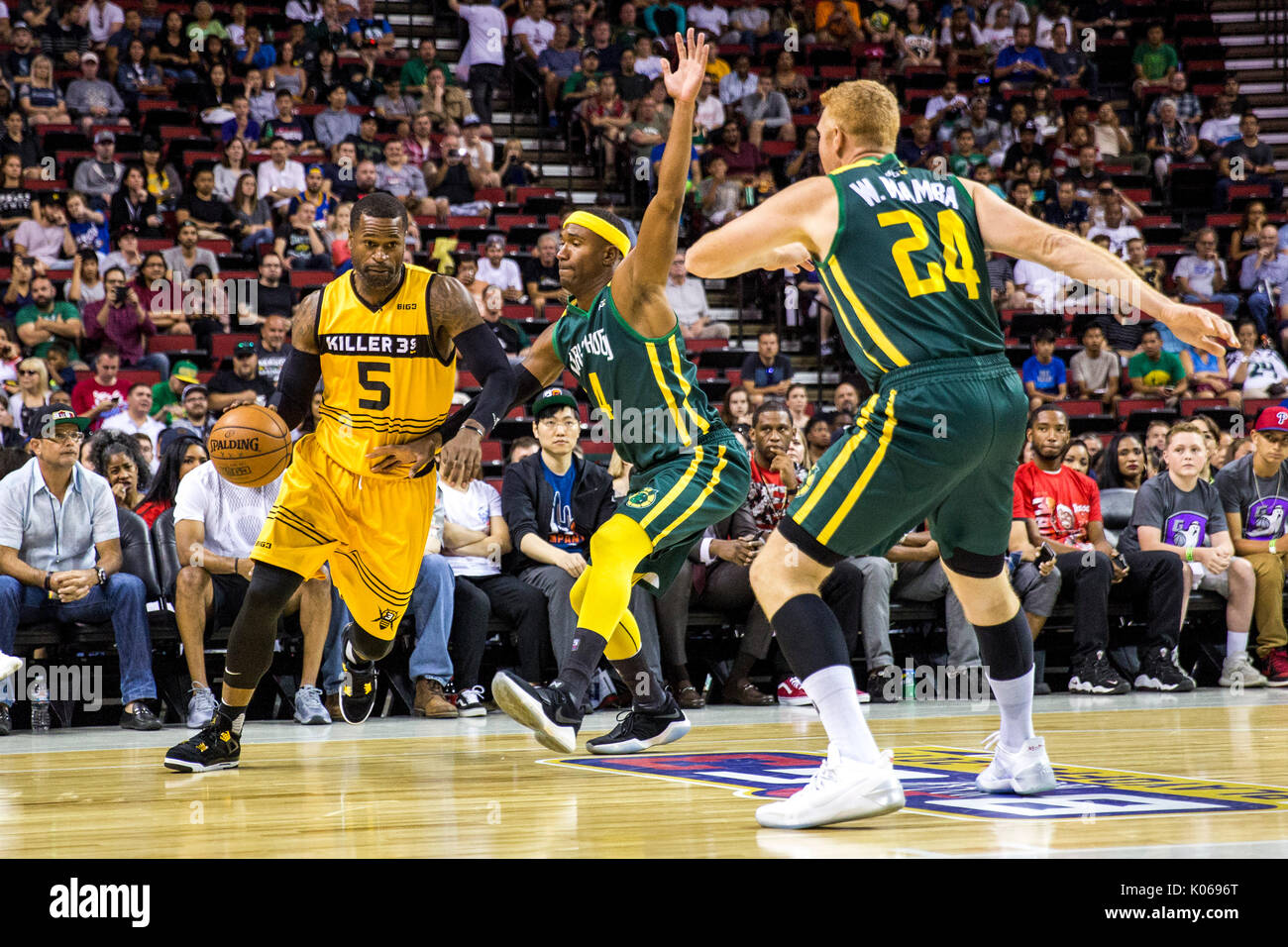 Stephen Jackson # 5 killer 3s durs balle vers derrick byers # 4 Brian scalabrine # 24 porcs ball semaine 9 big3 à trois contre trois prévisions avec un taux d'une ligue de basket-ball d'août 20,2017 seattle,Washington. Banque D'Images