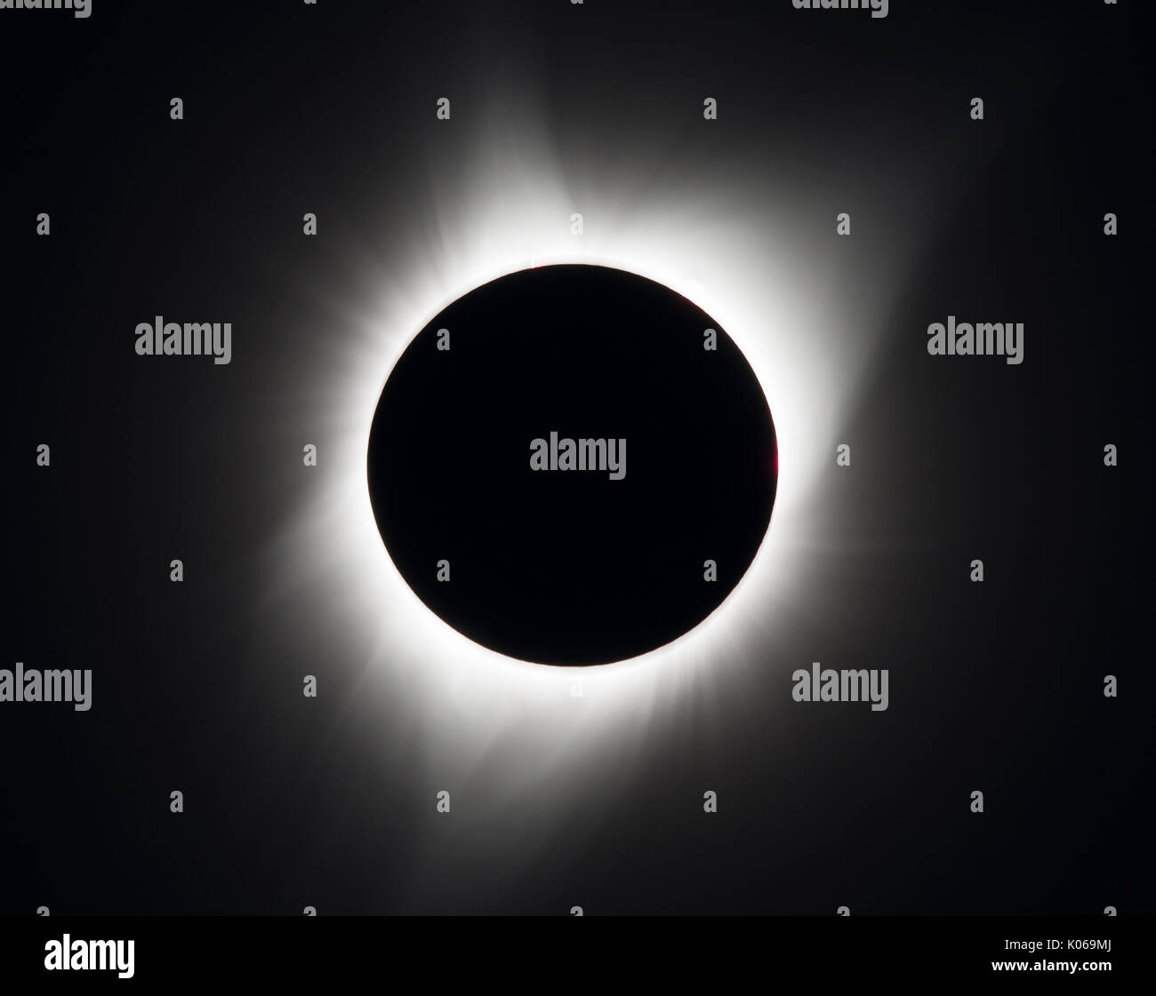 Une éclipse solaire totale est considérée le lundi 21 août, 2017 au-dessus de Madras, en Oregon. Une éclipse solaire totale ont balayé une partie étroite de l'contigus des États-Unis de Lincoln Beach, Oregon à Charleston, Caroline du Sud. Une éclipse solaire partielle était visible à travers tout le continent nord-américain ainsi que des parties de l'Amérique du Sud, Afrique, et Europe. Crédit : Aubrey Gemignani obligatoire/NASA via CNP /MediaPunch Banque D'Images
