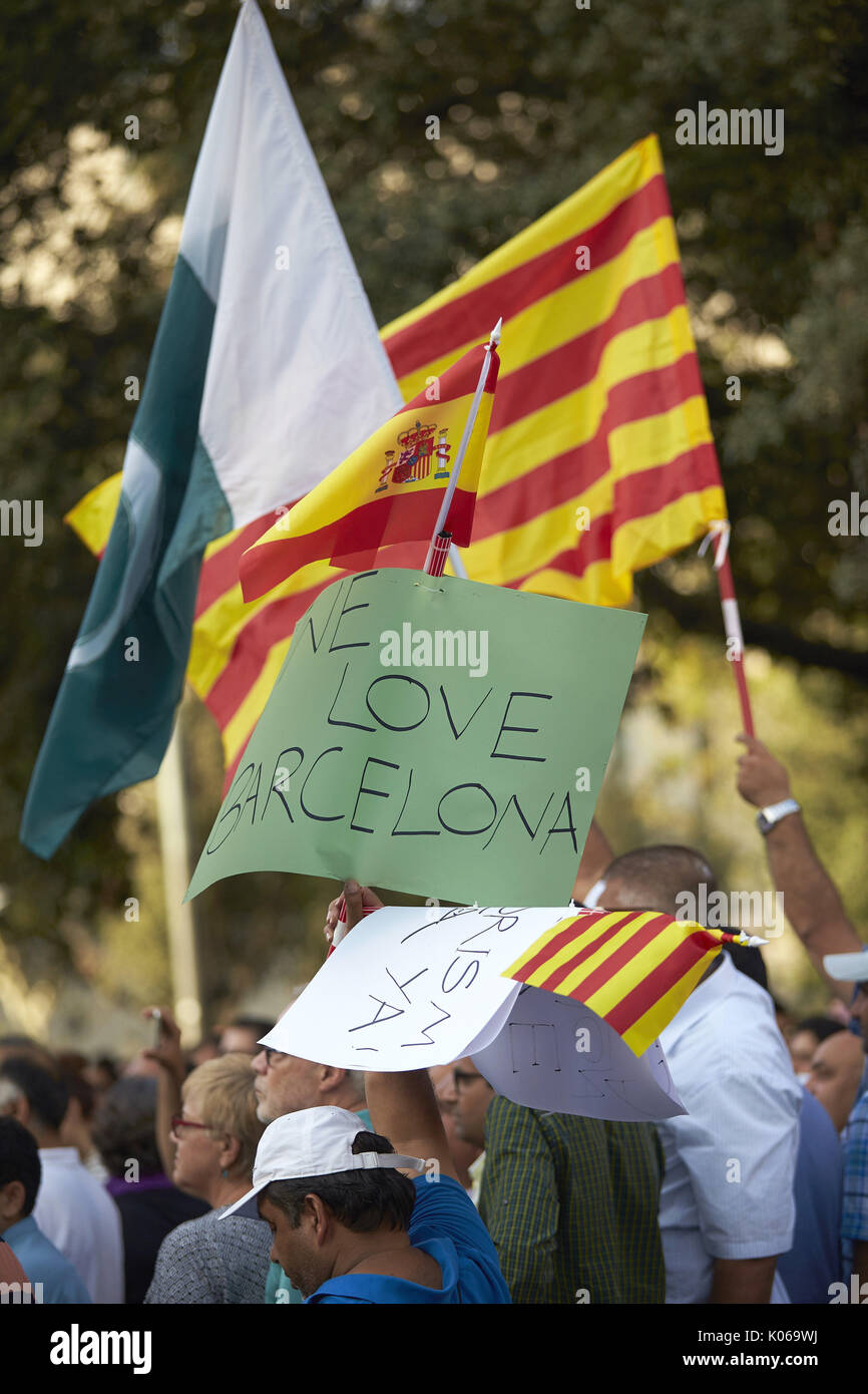Barcelone, Espagne. Août 21, 2017. Les gens prennent part à une manifestation organisée par l'association des musulmans de Catalogne plusieurs qui ont réuni les principales confessions religieuses de la communauté d'exprimer leur rejet de tout type de terrorisme après les attentats de la Catalogne, à Barcelone, Espagne, le 21 août 2017. L'EFE/Alejandro Garcia Crédit : EFE News Agency/Alamy Live News Banque D'Images