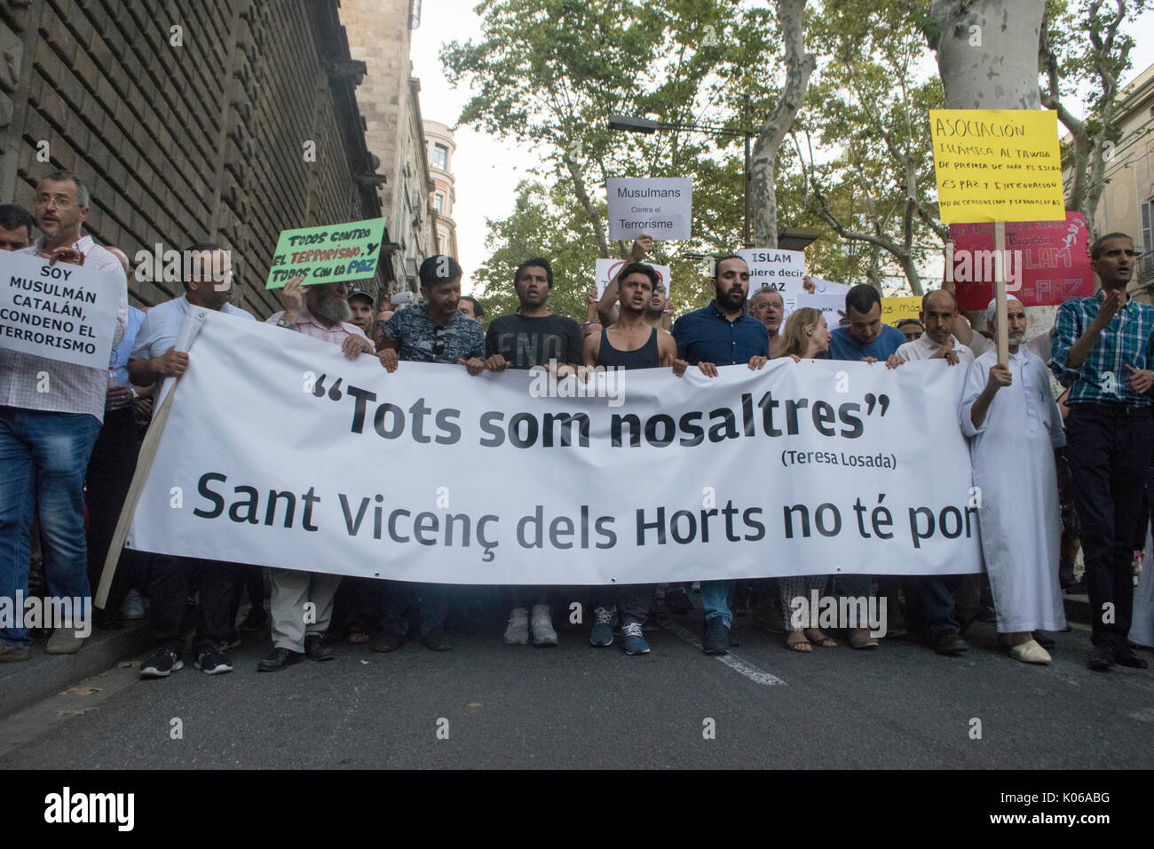 Barcelone, Espagne. 21 août, 2017. Mars manifestants musulmans contre le terrorisme sur les rues de Barcelone à la suite d'une attaque terroriste qui a coûté la vie à 14 personnes. Credit : Evan McCaffrey/Alamy Live News Banque D'Images
