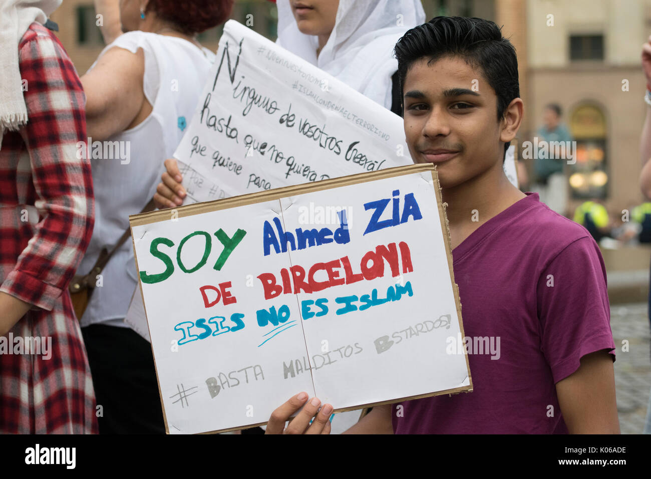 Barcelone, Espagne. 21 août, 2017. Mars manifestants musulmans contre le terrorisme sur les rues de Barcelone à la suite d'une attaque terroriste qui a coûté la vie à 14 personnes. Credit : Evan McCaffrey/Alamy Live News Banque D'Images