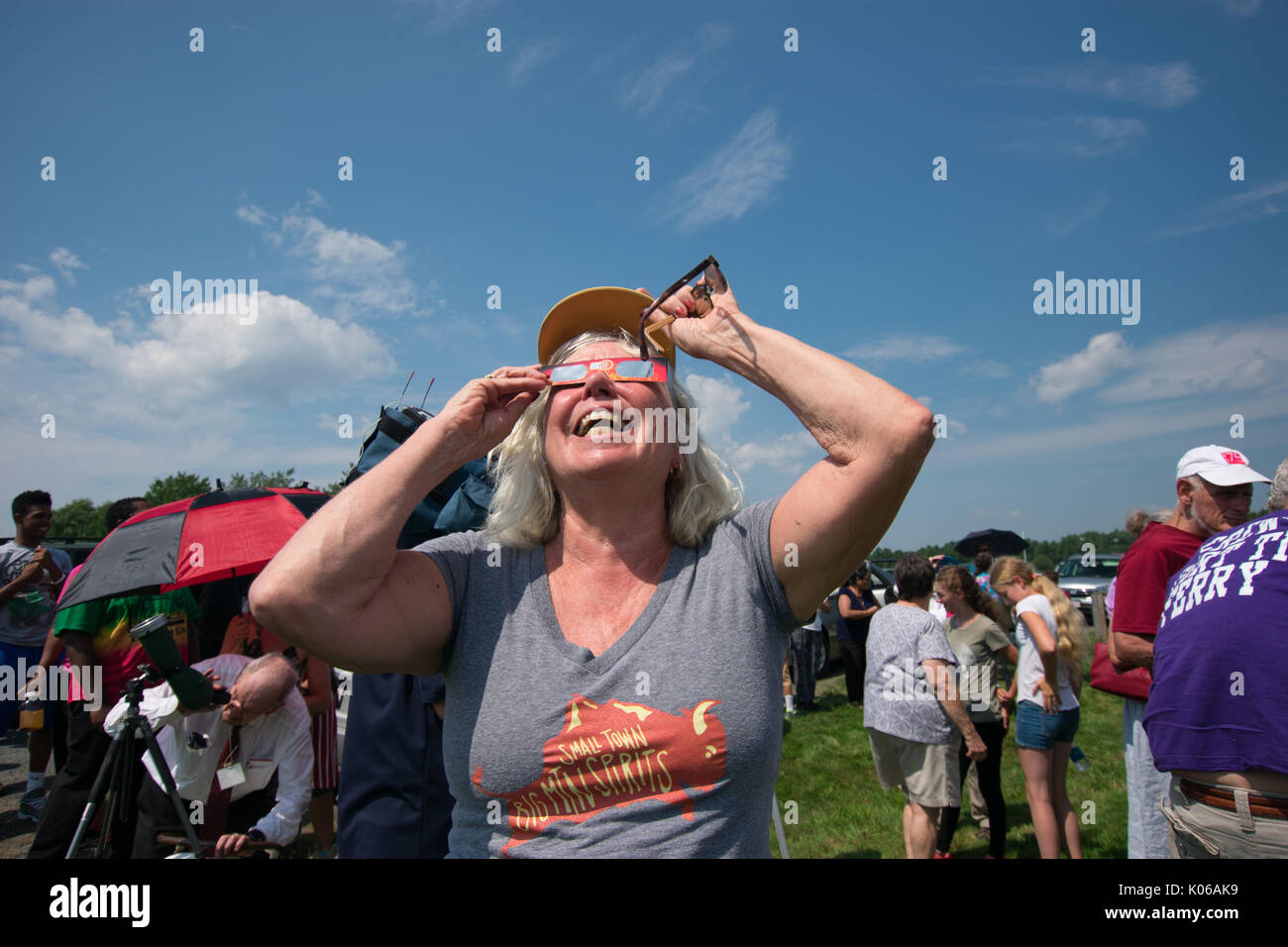 Amherst, USA. Août 21, 2017. Les femmes vues eclipse à Amherst MA Crédit : Edgar Izzy/Alamy Live News Banque D'Images