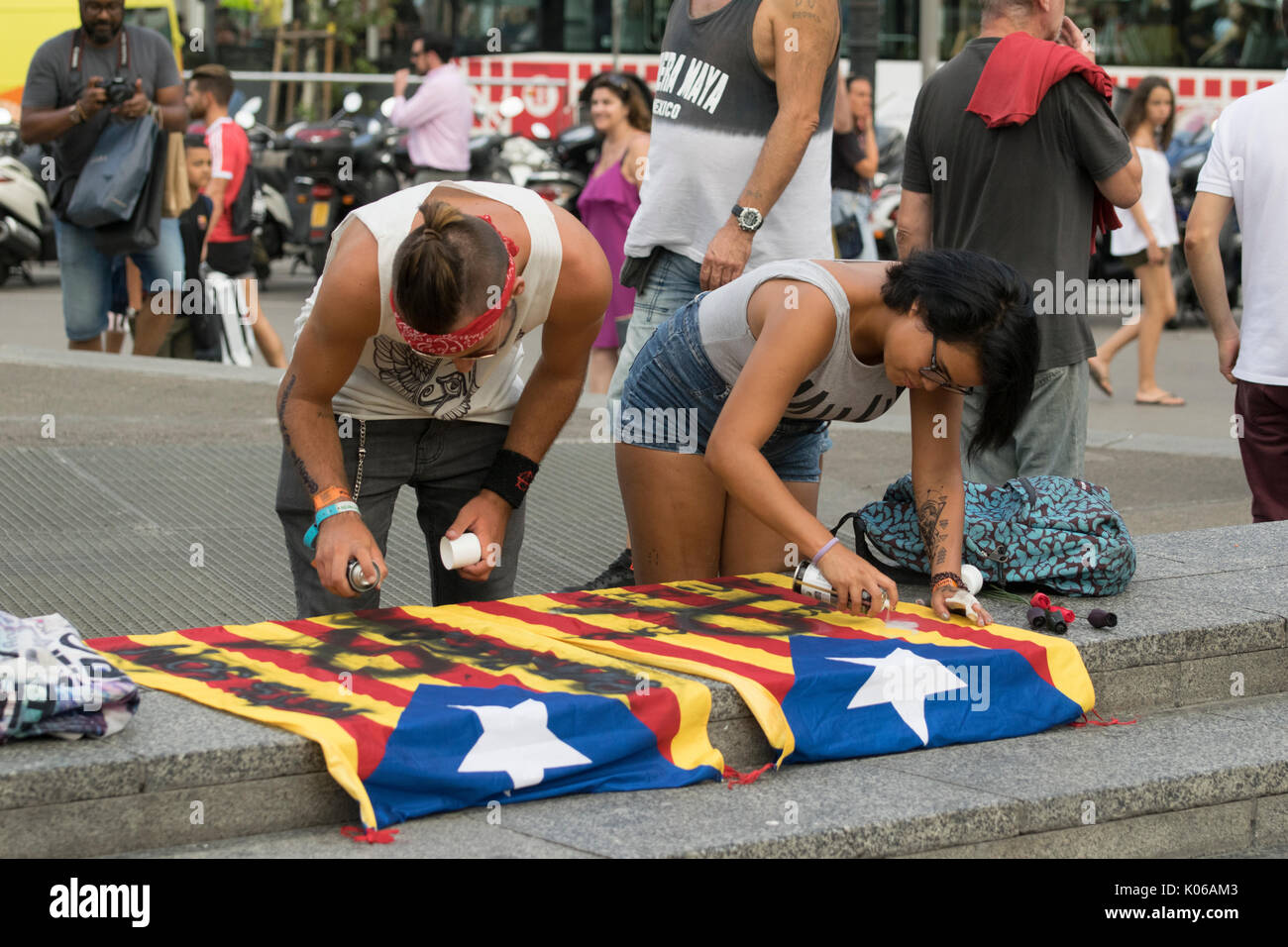 Barcelone, Espagne. 21 août, 2017. Mars manifestants musulmans contre le terrorisme sur les rues de Barcelone à la suite d'une attaque terroriste qui a coûté la vie à 14 personnes. Credit : Evan McCaffrey/Alamy Live News Banque D'Images